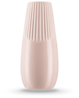 Le Vase Dew 25 cm rose est un vase en céramique rose clair avec une finition brillante, des nervures verticales sur la moitié supérieure et un fond lisse - parfait pour contenir des fleurs en soie.