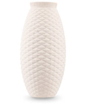 Le Vassel Vessel 33 cm beige est un vase haut en céramique blanc cassé avec une surface à motif losanges et une large ouverture légèrement évasée, sur un fond blanc uni.