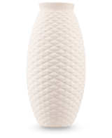 Le Vassel Vessel 33 cm beige est un vase haut en céramique blanc cassé avec une surface à motif losanges et une large ouverture légèrement évasée, sur un fond blanc uni.