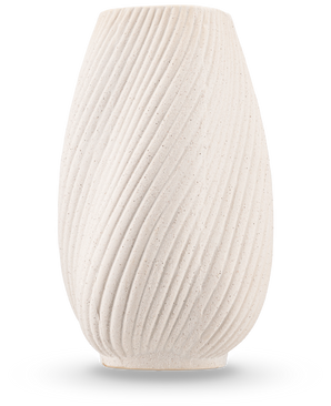 Le Vase Morning 25 cm beige est un vase en céramique structurée de couleur blanc cassé, de forme ronde et de stries diagonales en forme de vagues, sur un fond blanc uni. Idéal pour utiliser des fleurs en soie.