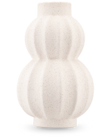 Le Vase Bloomnest 24 cm beige est un vase blanc en céramique structurée avec une finition mate et une forme arrondie double gourde avec des rainures verticales. Idéal pour les fleurs artificielles. Montré sur un fond uni de couleur claire.