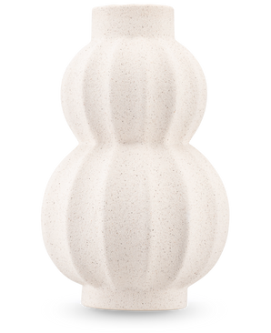 Le Vase Bloomnest 24 cm beige est un vase blanc en céramique structurée avec une finition mate et une forme arrondie double gourde avec des rainures verticales. Idéal pour les fleurs artificielles. Montré sur un fond uni de couleur claire.