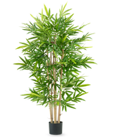 La plante artificielle bambou 150 cm possède plusieurs tiges de bambou fines et des feuilles vertes luxuriantes dans un petit pot noir, sur un fond blanc uni.