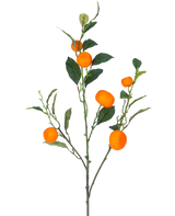Une branche artificielle de mandarine Branche orange de 104 cm avec des feuilles vertes et des fruits orange vif ressemblant à des mandarines, sur un fond blanc uni.