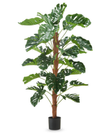 La Plante Artificielle Monstera 150 cm est une grande plante artificielle aux grandes feuilles vertes fendues, présentée dans un petit pot noir sur fond blanc uni.