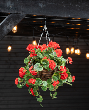 Le bégonia artificiel rouge dans un panier UV de 70 cm présente des bégonias artificiels rouges vifs et des feuilles vertes luxuriantes dans un panier suspendu, parfait pour ajouter de la couleur sous des lumières chaudes à l'intérieur ou à l'extérieur.