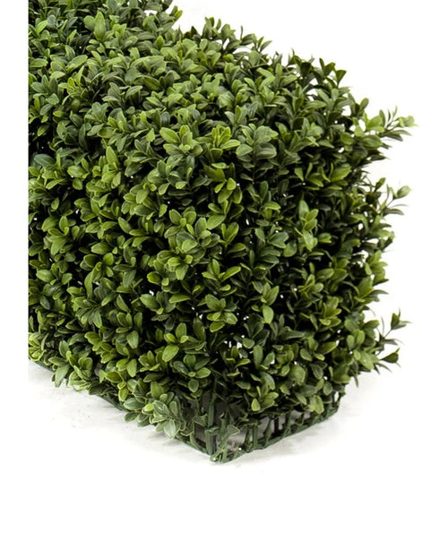 Gros plan de la haie de buis artificiel UV 100x20x25 cm, une haie de buis artificiel rectangulaire aux petites feuilles vertes denses, représentée sur un fond blanc uni.