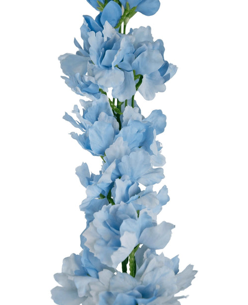Le Delphinium Artificiel Real Touch Bleu 90 cm est une guirlande verticale de fleurs artificielles bleu clair douces à volants sur une tige verte, sur fond blanc.