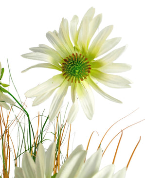 Un gros plan du pot d'oignon chrysanthème artificiel 90 cm ignifuge, avec une fleur blanche ressemblant à une marguerite avec un cœur vert au milieu de fines tiges vertes et brunes ressemblant à de l'herbe, le tout sur un fond blanc.
