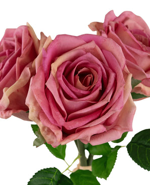 Le bouquet de roses artificielles Real Touch Old Pink 30 cm comprend trois roses artificielles roses délicates avec des pétales légèrement enroulés et des feuilles vertes sur les tiges, joliment disposées sur un fond blanc.