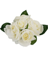 Le bouquet de roses artificielles Real Touch White 18 cm contient des roses artificielles blanches réalistes avec des feuilles vertes, rapprochées sur un fond blanc uni.