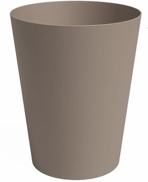 Une jardinière Porto unie de couleur taupe (Ø30 cm x H40 cm) de forme cylindrique et au bord supérieur légèrement évasé, sur fond blanc.