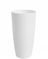 Le Jardinière Santorini est un grand vase cylindrique blanc (Ø27 cm x H40 cm) avec une finition lisse et brillante. Le vase se tient debout sur un fond blanc uni.
