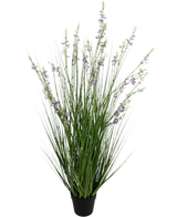 Le gazon artificiel millet-oignon bonsaï 120 cm ignifuge a de hautes et fines feuilles vertes ressemblant à de l'herbe et de longues tiges avec de délicates fleurs violettes dans un pot noir, sur un fond blanc.