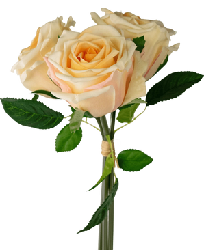 Un gros plan du bouquet de roses artificielles Real Touch Champagne 30 cm, avec trois roses artificielles couleur pêche aux feuilles vertes, les tiges attachées avec une corde de couleur claire, sur un fond blanc.