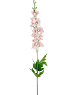 Le delphinium artificiel Real Touch Rose 90 cm a une longue tige avec des fleurs rose clair et des feuilles vertes dentelées, sur un fond blanc uni.