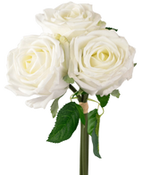Un gros plan du bouquet de roses artificielles Real Touch White 30 cm montre trois roses artificielles blanches avec des feuilles vertes sur une tige, sur un fond blanc uni.