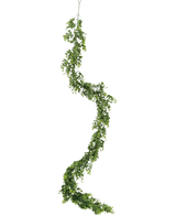 La plante grimpante artificielle Pumila 182 cm possède une longue vigne verte sinueuse avec de petites feuilles, qui pend verticalement sur un fond blanc uni.