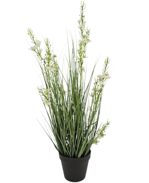 Le gazon artificiel millet oignon en pot 65 cm ignifuge présente des feuilles hautes et fines ressemblant à de l'herbe verte et plusieurs tiges avec de petites fleurs blanches dans un pot noir, sur un fond blanc uni.