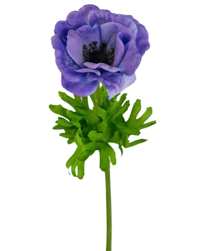 L'Anémone Artificielle Real Touch Bleu Violet 52 cm possède une anémone monocouche bleu-violet avec un cœur sombre sur une tige verte et des feuilles profondément lobées, sur un fond blanc.