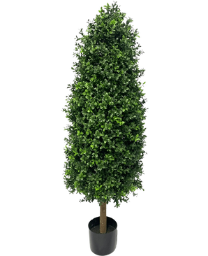 La Plante Artificielle Buis Pyramide UV 120 cm est une plante artificielle haute en forme de cône avec des feuilles vertes denses dans un petit pot noir, parfaite pour n'importe quel jardin. Il est doté d'une protection UV pour conserver son aspect éclatant sur un fond blanc uni.