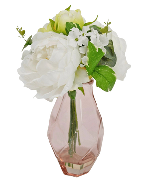 Le Bouquet Artificiel en Verre 25 cm présente un petit bouquet de fleurs blanches aux feuilles vertes, disposées dans un vase en verre rose clair facetté.