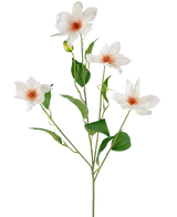 La Clématite Artificielle Real Touch Blanche 88 cm possède une tige avec quatre fleurs blanches au cœur orange et plusieurs feuilles vertes sur de fines branches, sur un fond blanc uni.