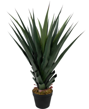 La Plante Artificielle Agava Pandora UV 85 cm possède de longues feuilles vertes pointues aux pointes rougeâtres, dans un pot noir sur un fond uni blanc.