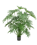 Une plante artificielle Philodendron de 125 cm avec de grandes feuilles vertes profondément fendues sur un fond blanc.