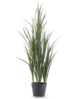 Le Gazon Artificiel Vert UV 90 cm est une grande plante artificielle aux feuilles vertes longues et fines qui se dressent dans un pot gris foncé sur un fond blanc uni.