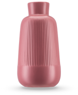 De Vaas Notes 25 cm oud roze heeft een matte keramische afwerking, een brede body, smalle hals en verticale ribbels aan de bovenkant. De gladde ronde basis en het minimalistische ontwerp maken hem ideaal voor het presenteren van zijden bloemen.