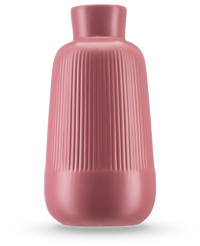 De Vaas Notes 25 cm oud roze heeft een matte keramische afwerking, een brede body, smalle hals en verticale ribbels aan de bovenkant. De gladde ronde basis en het minimalistische ontwerp maken hem ideaal voor het presenteren van zijden bloemen.