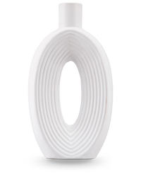 De Vaas Soft Bloom 27 cm off-white is een moderne keramiek vaas met een ovale vorm, concentrische ribbels, een hol midden, gladde afwerking en een kleine cilindrische hals - ideaal voor het tentoonstellen van zijden kunstbloemen.