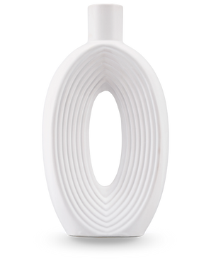 De Vaas Soft Bloom 27 cm off-white is een moderne keramiek vaas met een ovale vorm, concentrische ribbels, een hol midden, gladde afwerking en een kleine cilindrische hals - ideaal voor het tentoonstellen van zijden kunstbloemen.
