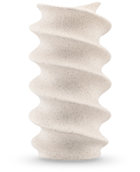 Le Vase Tiny Forst 21 cm beige est un grand vase en céramique avec une texture, une surface beige mouchetée et un design en spirale ondulée, idéal pour exposer des fleurs artificielles en soie sur un fond blanc.
