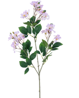 Een enkele Kunstbloem Lagerstroemia 92 cm paars met trossen lichtpaarse bloemen en meerdere groene bladeren, tegen een effen witte achtergrond.