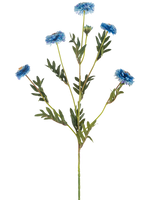 De Kunstbloem Pomponchrysant 69 cm blauw heeft een enkele groene steel met verschillende takken, zes blauwe kunstbloemen met gele hartjes en smalle groene bladeren, alles op een witte achtergrond.