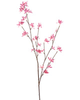 De Kunstbloem Wilde bloemen 112 cm fuchsia heeft een enkele tak met meerdere uitlopers, met delicate fuchsia bloemen tegen een witte achtergrond.
