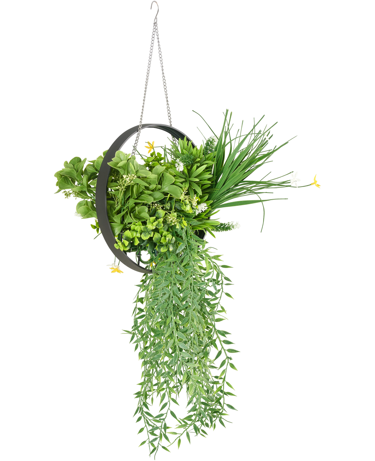 La fougère artificielle suspendue UV 30 cm en anneau noir est une jardinière ronde suspendue en métal avec des feuilles de fougère vertes artificielles luxuriantes, des feuilles traînantes et une chaîne argentée, sur un fond blanc.