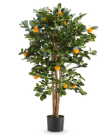 De Kunstplant Sinaasappelboom 120 cm heeft glanzende groene bladeren en levendige oranje vruchten in een eenvoudige zwarte pot, perfect om elke ruimte op te fleuren.