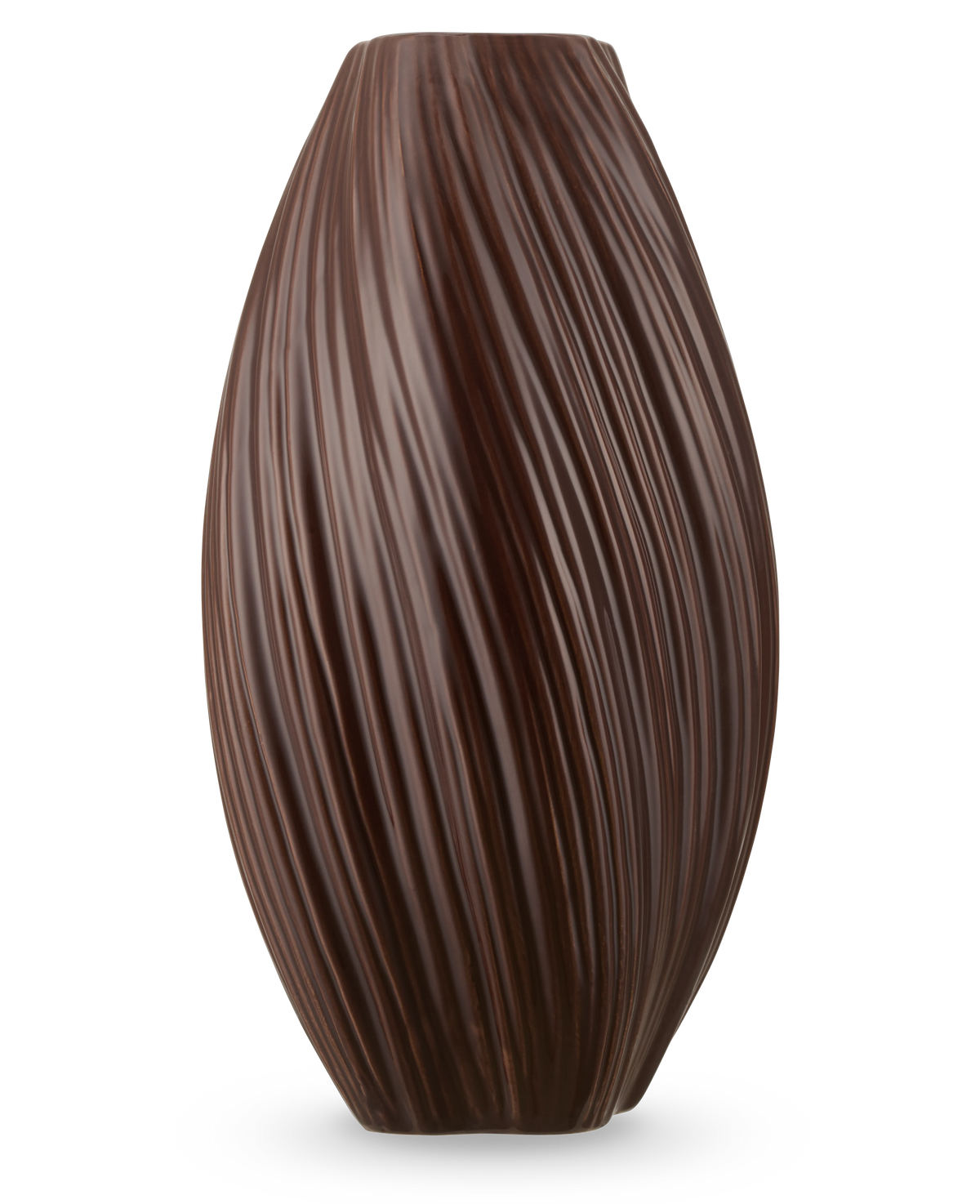 Le Vase Soft Dune 26 cm marron est un grand vase en céramique marron foncé avec une finition lisse et brillante avec un motif de structure ondulé verticalement.