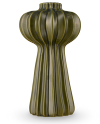 De Vaas Morning Dawdrop 25 cm groen is een hoge, moderne vaas met een glanzende olijfgroene afwerking, verticale ribbels en een organische, sculpturale vorm die taps toeloopt van een bolvormige bovenkant naar een slanke gecanneleerde basis.