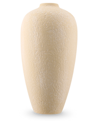 Een hoge, gestructureerde Vaas Calm Bloom-vaas in gebroken wit, met een hoogte van 42 cm en een smalle opening aan de bovenkant, afgebeeld tegen een effen witte achtergrond.