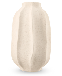 De Vaas Petal Shade 30 cm beige is een vaas van gestructureerd keramiek met een matte afwerking en organische golvende verticale richels tegen een lichtgrijze achtergrond.
