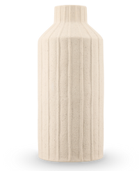 De Vaas Forest Curve 30 cm beige is een hoge, cilindervormige vaas van keramiek met een mat, gestructureerd oppervlak met verticale ribbelpatronen en een smalle hals.