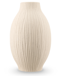 De Vaas Silent Leaf 25 cm in beige is een vaas van gestructureerd keramiek met een rond lichaam, smalle hals en verticale geribbelde lijnen, tegen een effen witte achtergrond.