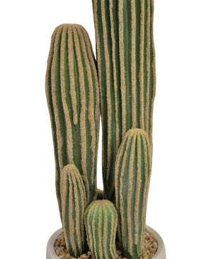 Een close-up van de Kunst Cactus 59 cm toont verschillende lange, groene, geribbelde stengels met gelige verticale ribbels in een witte pot gevuld met kleine kiezels.