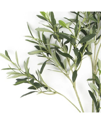 Een close-up van Kunst olijfblad 90 cm brandvertragend met slanke, langwerpige bladeren tegen een witte achtergrond - ideaal voor een UV-bestendig mediterraan decor.