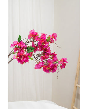 De Kunstbloem Bougainvillea 90 cm paars, met levendige paarse bloemen en groene bladeren, wordt getoond tegen een lichte neutrale achtergrond naast een houten ladder aan de rechterkant.