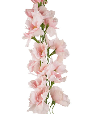 Een close-up van de Kunstdelphinium Real Touch Roze 90cm kunstbloemslinger, met meerdere zachtroze bloesems en groene stelen, tegen een witte achtergrond.